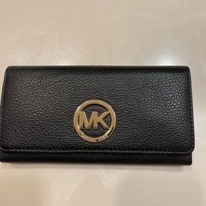 14 credit card slot, holds cash and zipper coin pocket, pocket on outside.